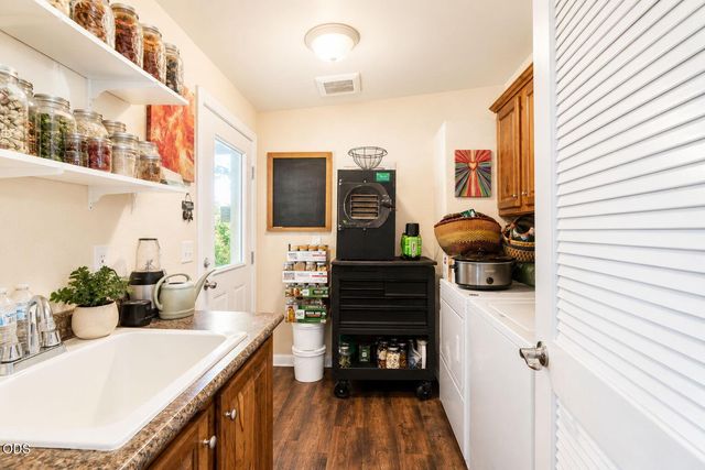 1800 Lampman Road, Gold Hill, OR 97525