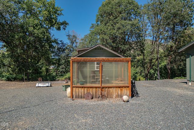 1800 Lampman Road, Gold Hill, OR 97525