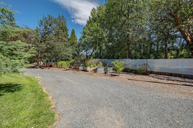 1800 Lampman Road, Gold Hill, OR 97525