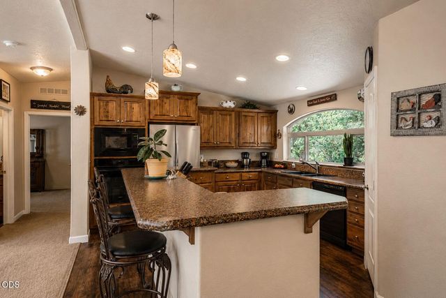 1800 Lampman Road, Gold Hill, OR 97525