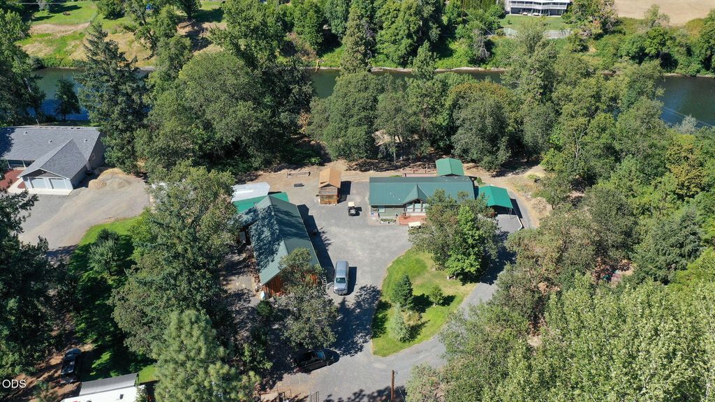 1800 Lampman Road, Gold Hill, OR 97525