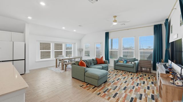 5931 Corsicana, Seguin, TX 78155