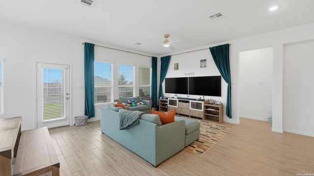 5931 Corsicana, Seguin, TX 78155