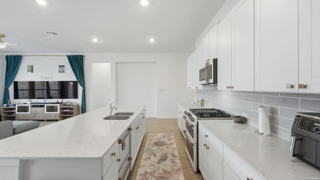 5931 Corsicana, Seguin, TX 78155