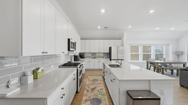 5931 Corsicana, Seguin, TX 78155