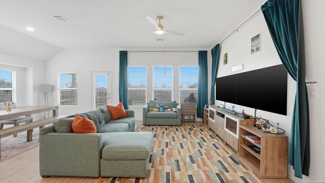 5931 Corsicana, Seguin, TX 78155