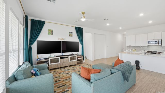 5931 Corsicana, Seguin, TX 78155