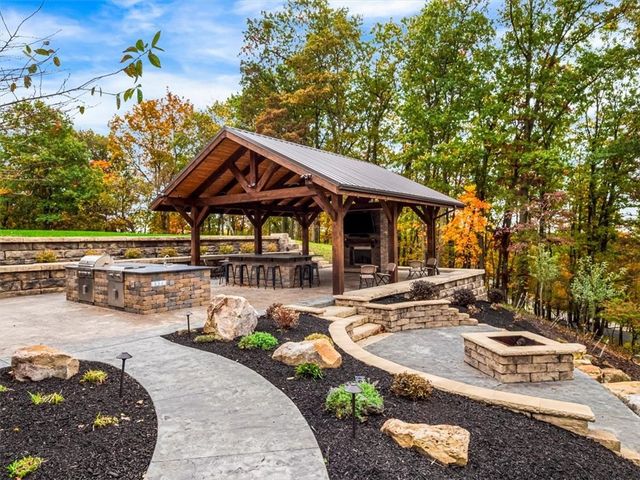 401 Blackstone Ln, Adams Twp, PA 16046