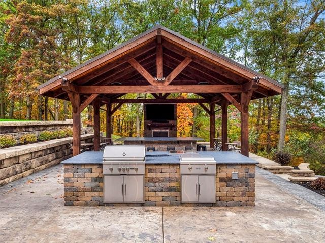 401 Blackstone Ln, Adams Twp, PA 16046