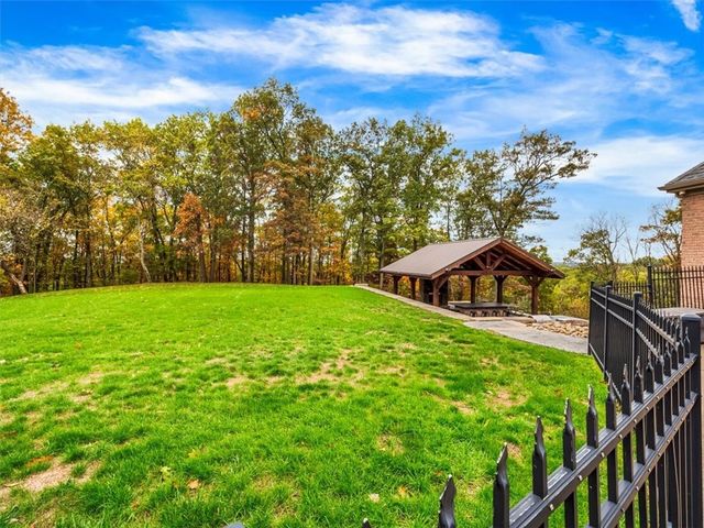 401 Blackstone Ln, Adams Twp, PA 16046