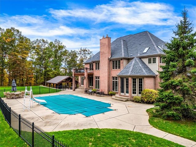 401 Blackstone Ln, Adams Twp, PA 16046