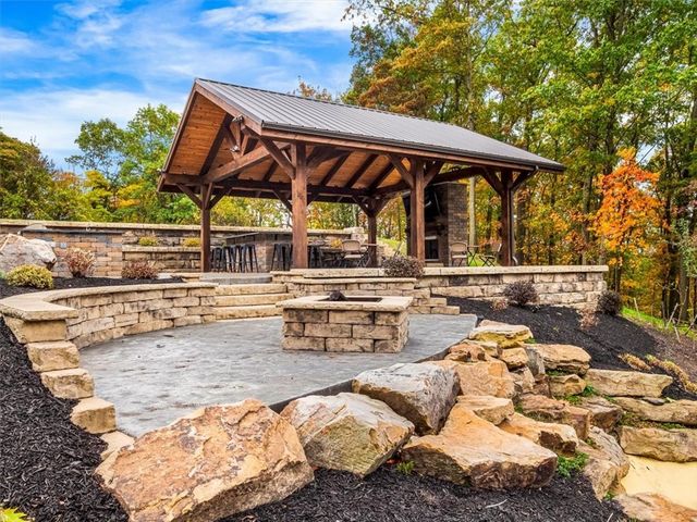 401 Blackstone Ln, Adams Twp, PA 16046