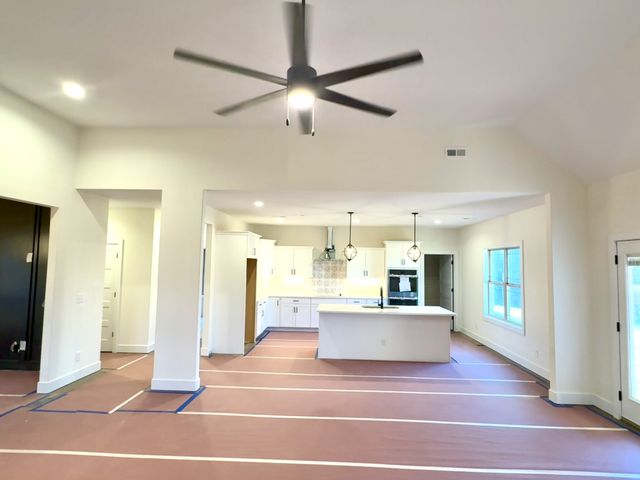 390 Young Ln, Pleasant View, TN 37146