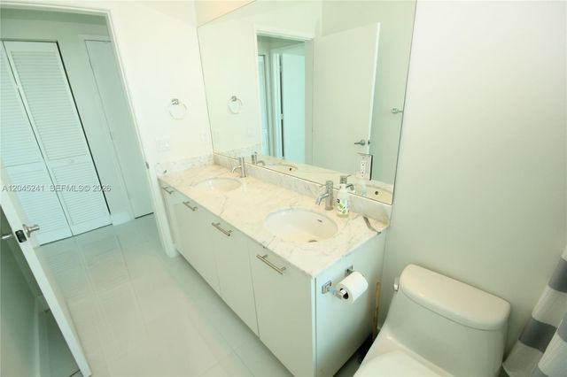 950 Brickell Bay Dr 5000, Miami, FL 33131
