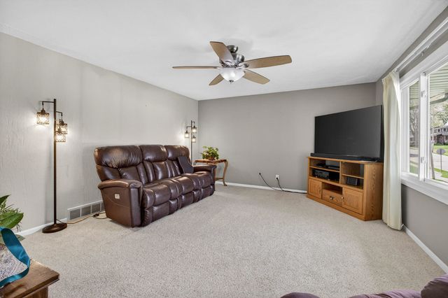 2665 W 35th Street, Davenport, IA 52806