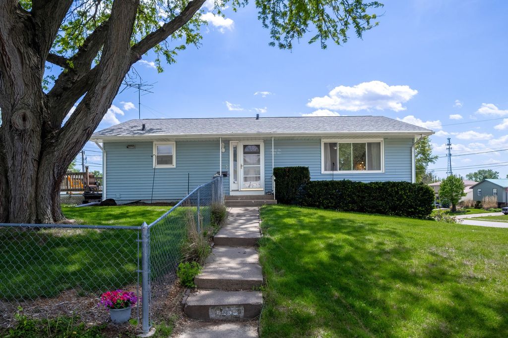 2665 W 35th Street, Davenport, IA 52806