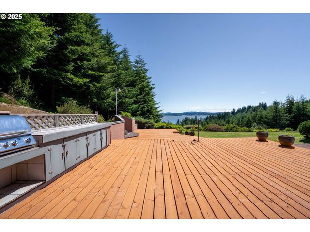 66291 WATERTOWER Rd, North Bend, OR 97459