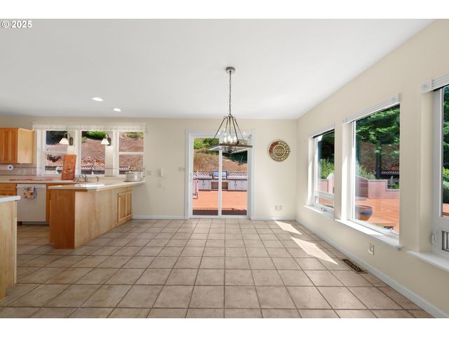 66291 WATERTOWER Rd, North Bend, OR 97459