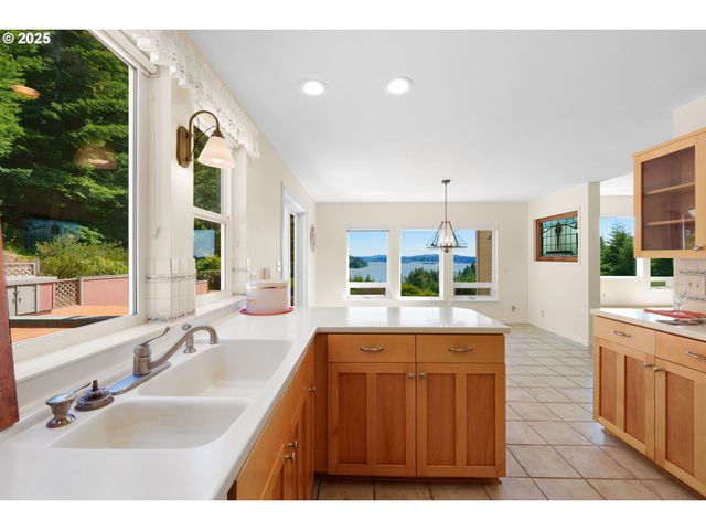 66291 WATERTOWER Rd, North Bend, OR 97459
