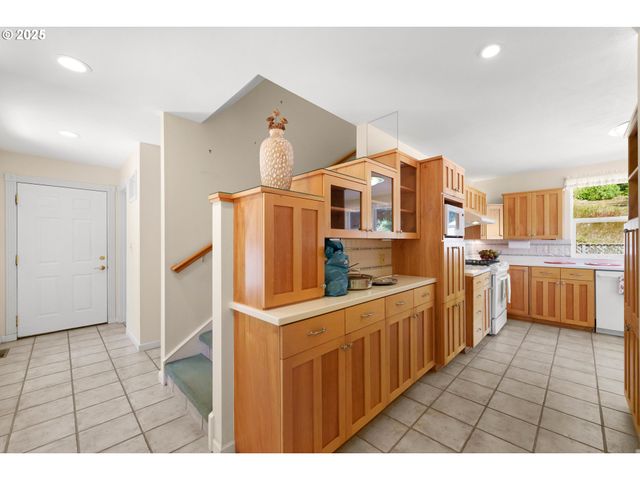 66291 WATERTOWER Rd, North Bend, OR 97459