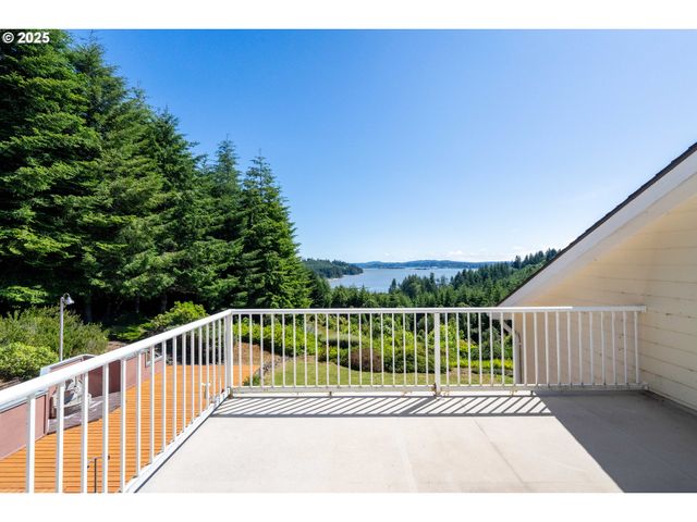 66291 WATERTOWER Rd, North Bend, OR 97459