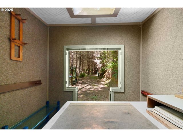 66291 WATERTOWER Rd, North Bend, OR 97459