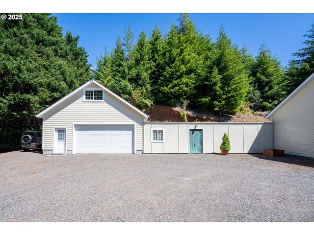 66291 WATERTOWER Rd, North Bend, OR 97459
