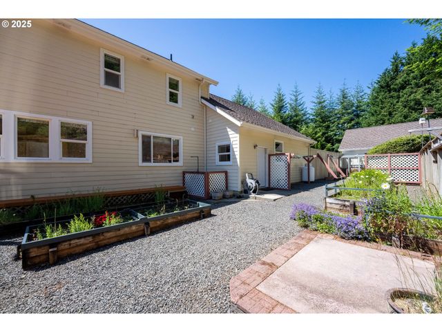 66291 WATERTOWER Rd, North Bend, OR 97459