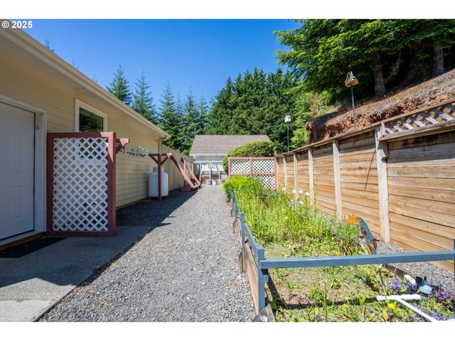 66291 WATERTOWER Rd, North Bend, OR 97459