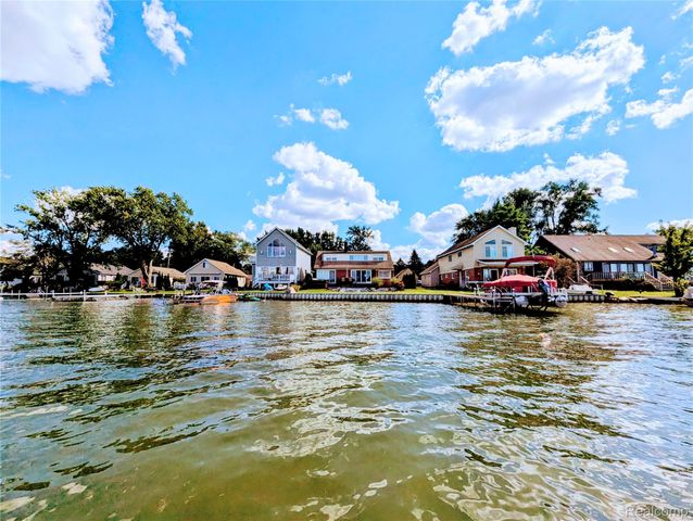 2525 Davista Drive, Highland Charter Township, MI 48356