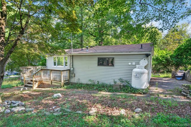 17 Hide Away Lane, Bloomingburg, NY 12721
