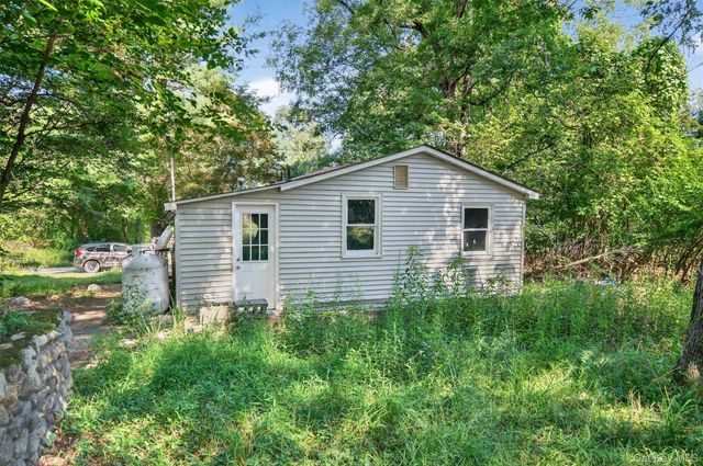 17 Hide Away Lane, Bloomingburg, NY 12721