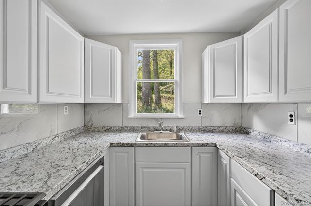 17 Hide Away Lane, Bloomingburg, NY 12721