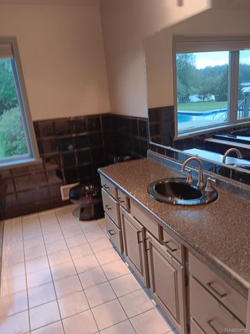 725 S Sashabaw Road, Brandon Charter Township, MI 48462