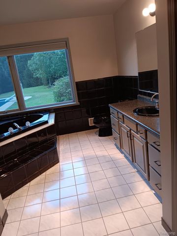 725 S Sashabaw Road, Brandon Charter Township, MI 48462