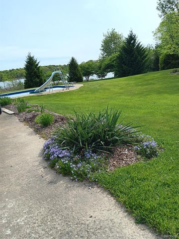 725 S Sashabaw Road, Brandon Charter Township, MI 48462