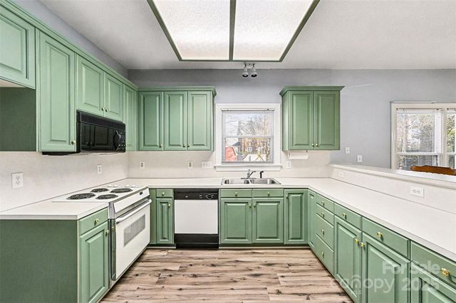 1915 Millbrook Lane, Matthews, NC 28104