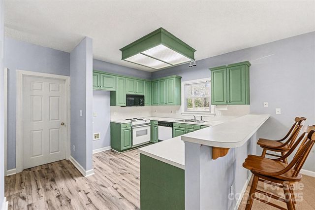 1915 Millbrook Lane, Matthews, NC 28104