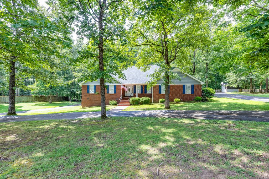 106 Parkwood Ln, Hohenwald, TN 38462