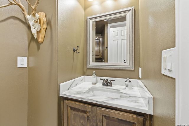 7805 Colonial Woods, Boerne, TX 78015