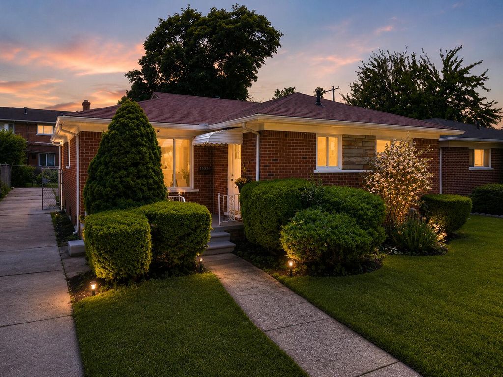 15241 Pearson Street, Oak Park City, MI 48237