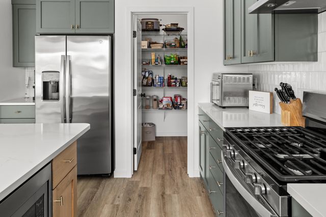 1038 Ashley Drive W, West Fargo, ND 58078
