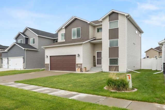 1038 Ashley Drive W, West Fargo, ND 58078