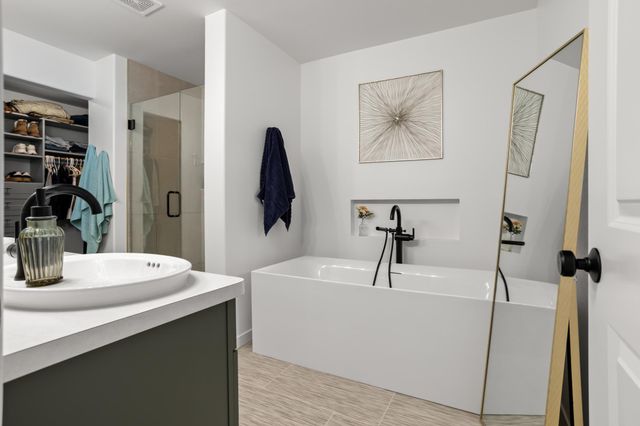 1038 Ashley Drive W, West Fargo, ND 58078