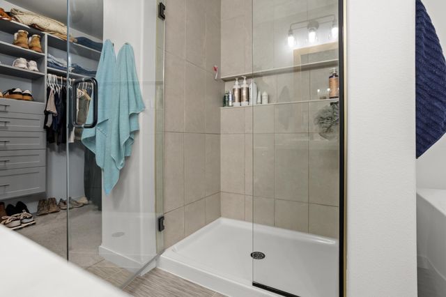 1038 Ashley Drive W, West Fargo, ND 58078