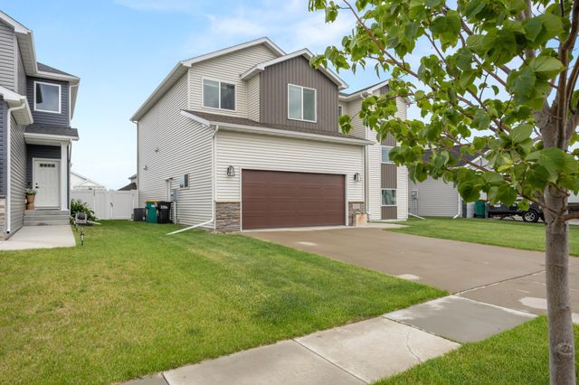 1038 Ashley Drive W, West Fargo, ND 58078
