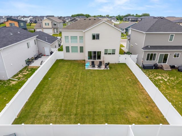 1038 Ashley Drive W, West Fargo, ND 58078