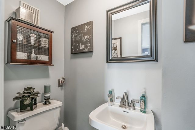 7 Center Pl, Middlesex Boro, NJ 08846