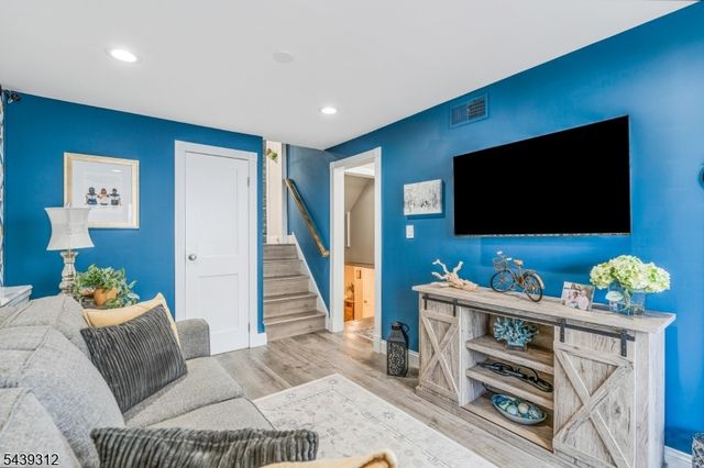 7 Center Pl, Middlesex Boro, NJ 08846