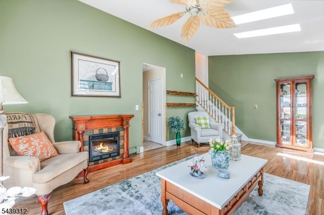 7 Center Pl, Middlesex Boro, NJ 08846
